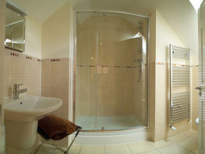 The Wickets - bedroom 1 ensuite