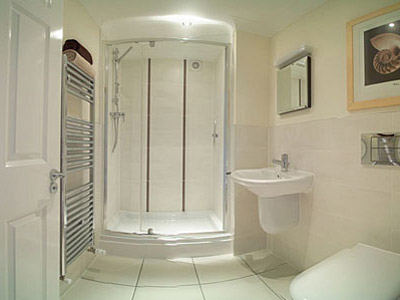 The Wickets - bedroom 2 ensuite